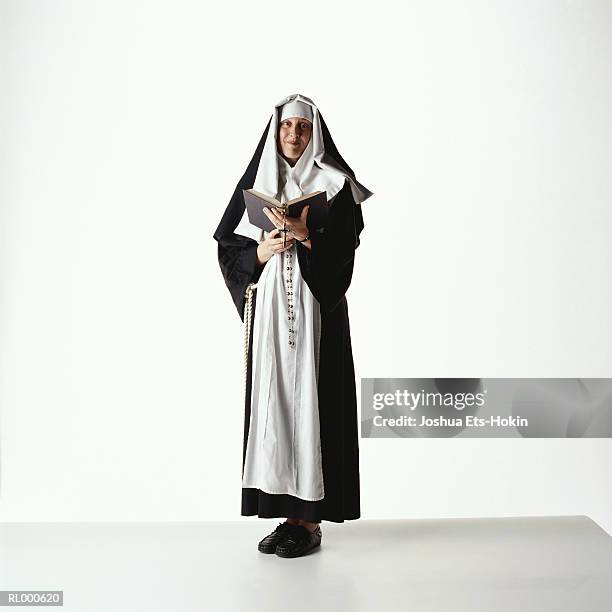 nun - abbigliamento religioso foto e immagini stock