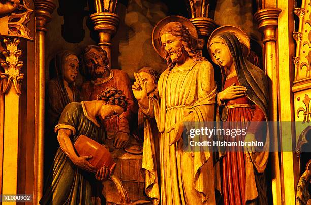 turning water into wine - religiöses ereignis stock-fotos und bilder