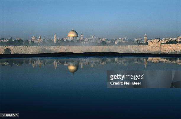 reflection of the dome of the rock - dome of the rock stock-fotos und bilder
