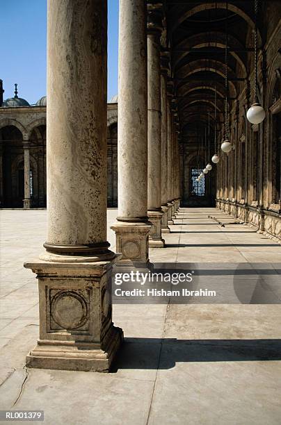 colonnade at a mosque - cidadela do cairo imagens e fotografias de stock