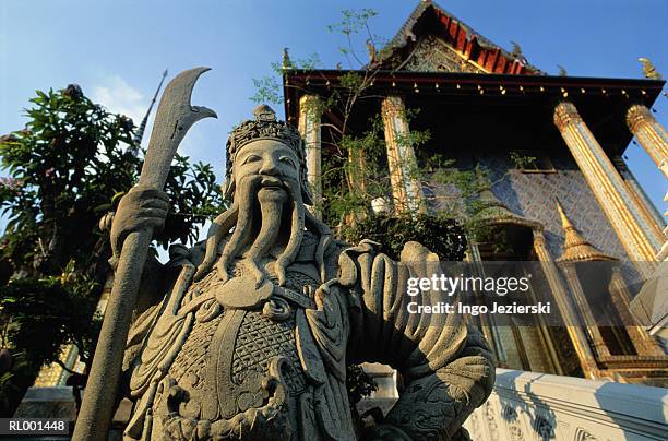 stone guardian of buddhist temple - temple of warriors foto e immagini stock