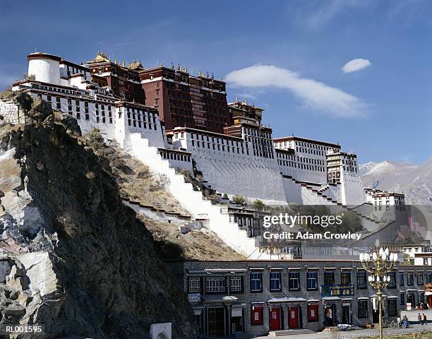the potala - região autónoma do tibete imagens e fotografias de stock