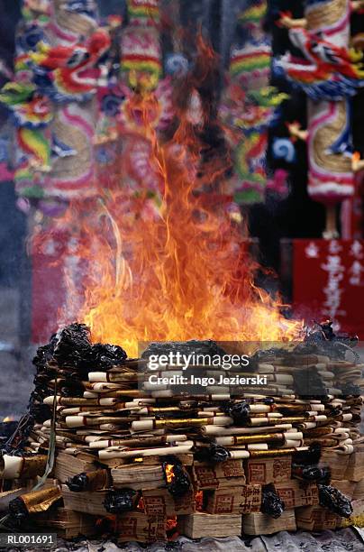 burning fake money for luck - festival of flight to mark london biggin hill airports centenary year celebrations stockfoto's en -beelden