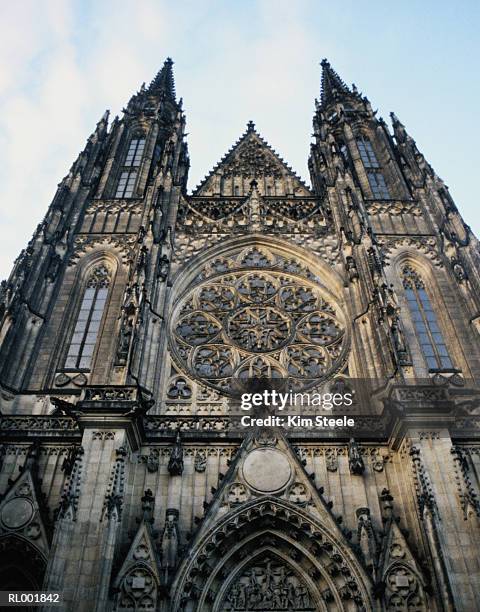 front of st vitus cathedral, prague - maßwerk stock-fotos und bilder