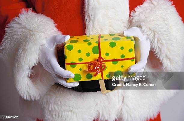 santa claus holding gift - pharrell williams of n e r d sighting in new york ctiy stockfoto's en -beelden