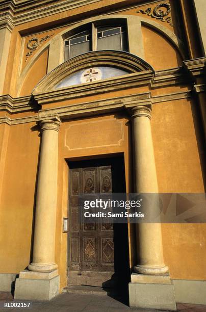 church door in nice, france - door stockfoto's en -beelden