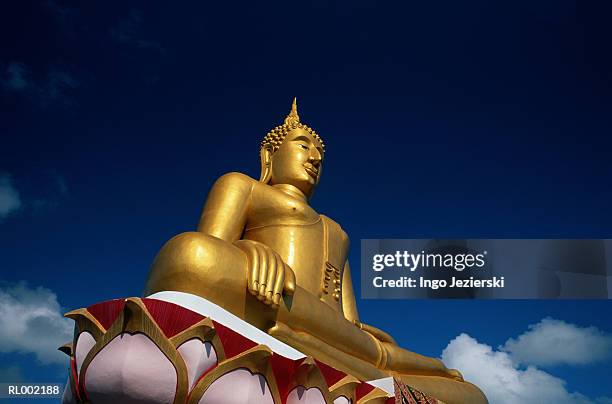 samui island, thailand -- big buddha from below - province de surat thani photos et images de collection