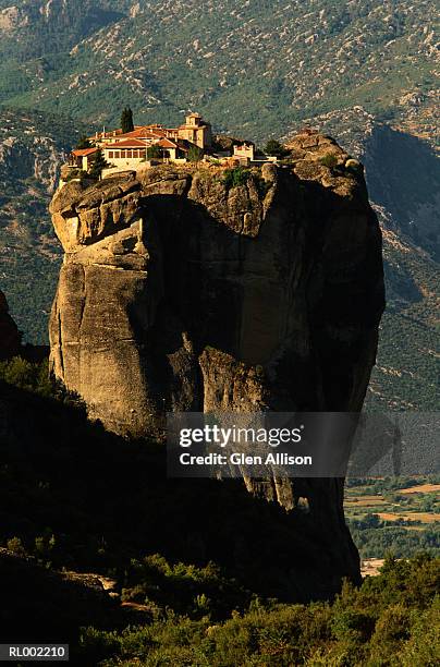 monastery of the holy trinity in meteora, greece - zentralgriechenland stock-fotos und bilder