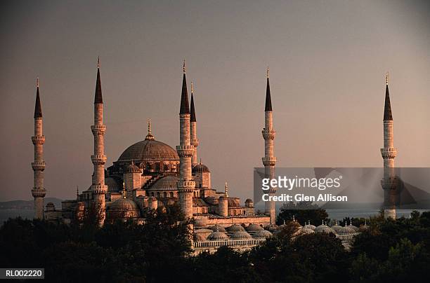 blue mosque in istanbul, turkey - sultanahmet viertel stock-fotos und bilder