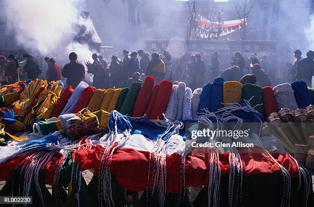 johkang temple in lhasa, tibet - tar - fotografias e filmes do acervo