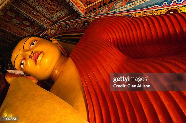 reclining buddha in sri lanka - reclining buddha statue stock pictures, royalty-free photos & images