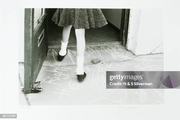 girl entering doorway - venezuelan foreign minister jorge arreaza addresses media at u n fotografías e imágenes de stock