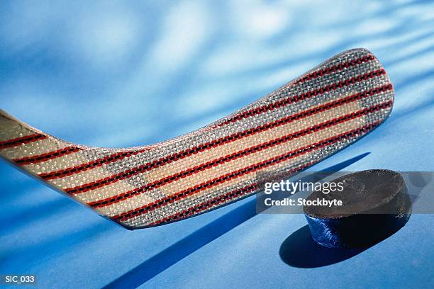 blade of hockey stick and puck - eishockey schläger stock-fotos und bilder
