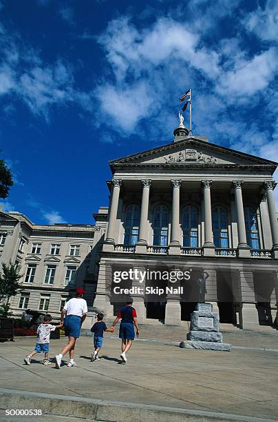 family at georgia state capitol - state stockfoto's en -beelden