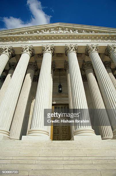 usa, washington dc, us supreme court exterior, low angle view - usa fotografías e imágenes de stock