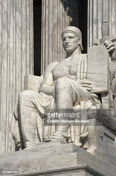 statue in front of supreme court - supreme court imagens e fotografias de stock
