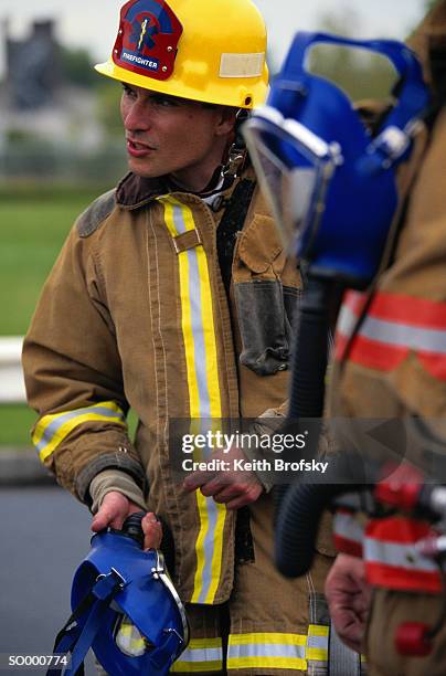 fireman with regulator and oxygen mask - president trump hosts public safety medal of valor awards at white house stockfoto's en -beelden