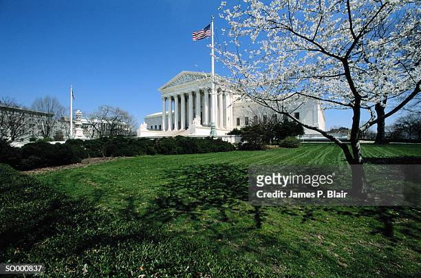 the supreme court - senate votes on nomination of judge neil gorsuch to become associate justice of supreme court stockfoto's en -beelden