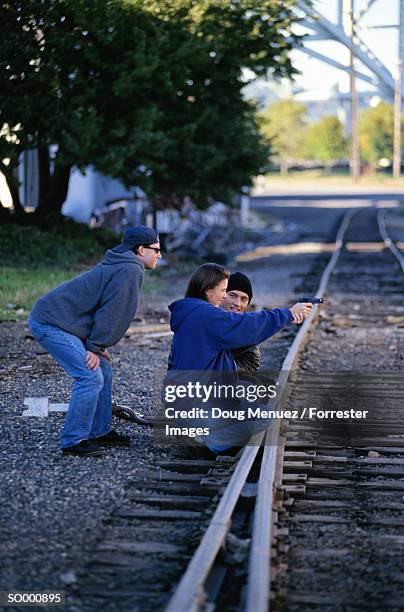 teens playing with a gun - members of parliament address the nation following new zealand general election stockfoto's en -beelden