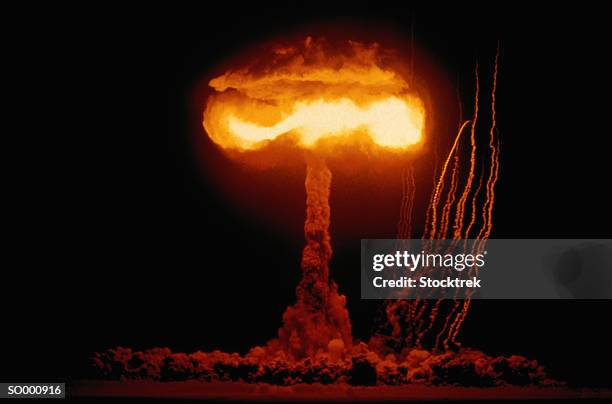 nuclear mushroom cloud - armas de destrucción masiva fotografías e imágenes de stock