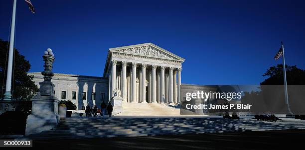 us supreme court building, washington dc - senate votes on nomination of judge neil gorsuch to become associate justice of supreme court stockfoto's en -beelden