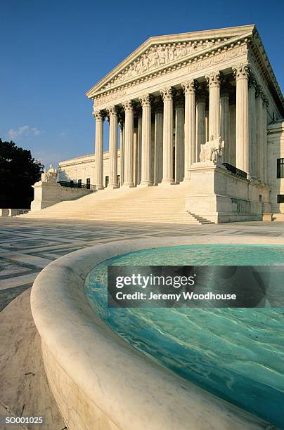 supreme court building - senate votes on nomination of judge neil gorsuch to become associate justice of supreme court stockfoto's en -beelden