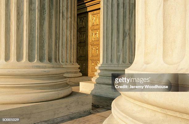 usa, washington dc, supreme court exterior columns, low section - senate votes on nomination of judge neil gorsuch to become associate justice of supreme court stockfoto's en -beelden