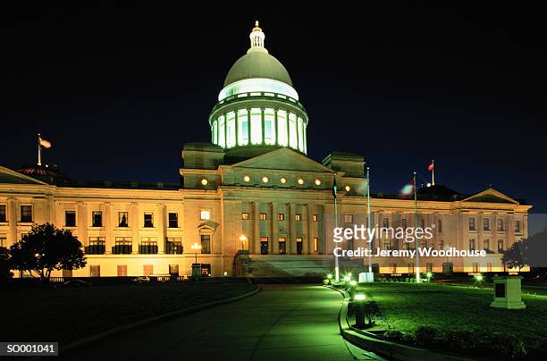 arkansas state capitol at night - state stockfoto's en -beelden