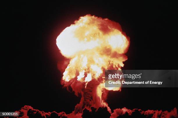 mushroom cloud - cinza nuclear imagens e fotografias de stock