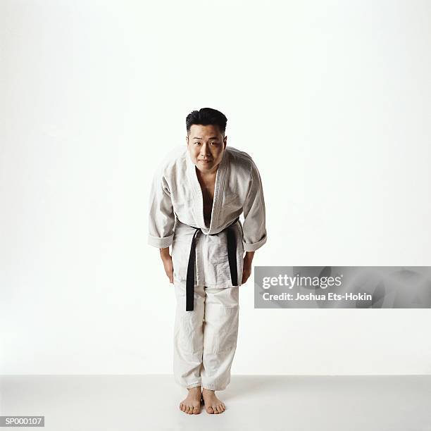 martial artist - saluer en s'inclinant photos et images de collection