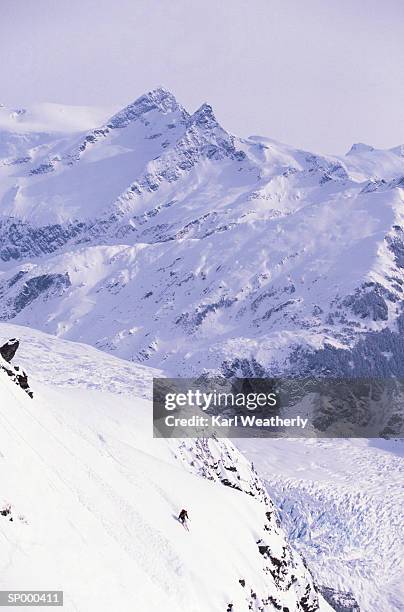 long shot of skier on mountain slope - long - fotografias e filmes do acervo