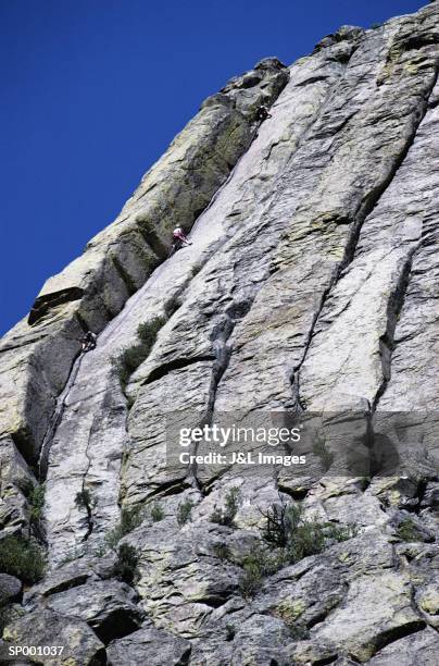 rocking climbers climbing rock face - members of parliament address the nation following new zealand general election stockfoto's en -beelden