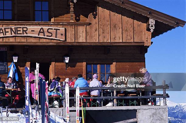 ski lodge in alpbach austria - après ski stockfoto's en -beelden