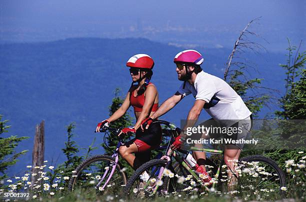 couple mountain biking - fahrradhandschuh stock-fotos und bilder