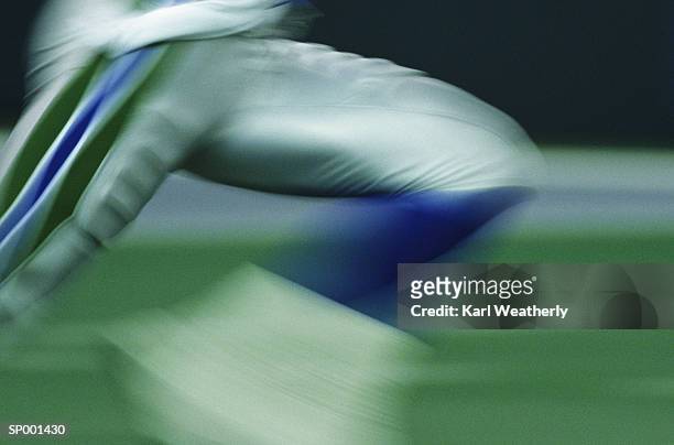 football player running - rush american football stockfoto's en -beelden