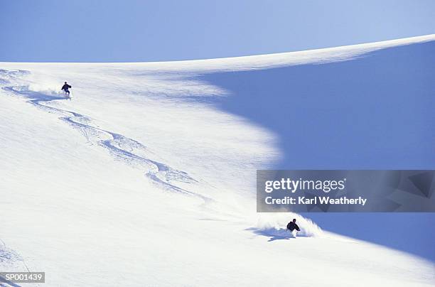 long shot of people skiing - long - fotografias e filmes do acervo