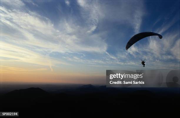parasailers in the evening - luftsport stock-fotos und bilder