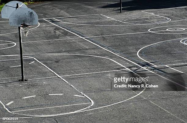 basketball court - pharrell williams of n e r d sighting in new york ctiy stockfoto's en -beelden