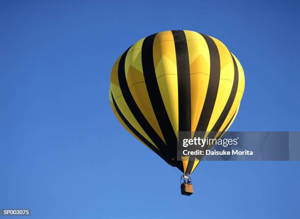 hot air balloon - luftsport stock-fotos und bilder