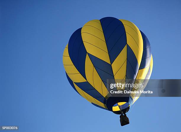 hot air balloon - festival of flight to mark london biggin hill airports centenary year celebrations stockfoto's en -beelden