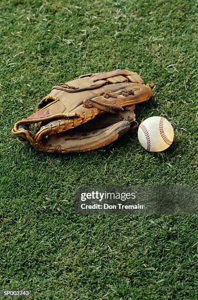 baseball and mitt - vangershandschoen stockfoto's en -beelden