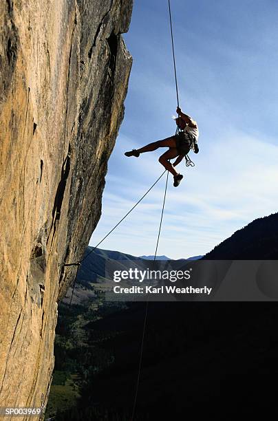 rappelling - soloklettern stock-fotos und bilder