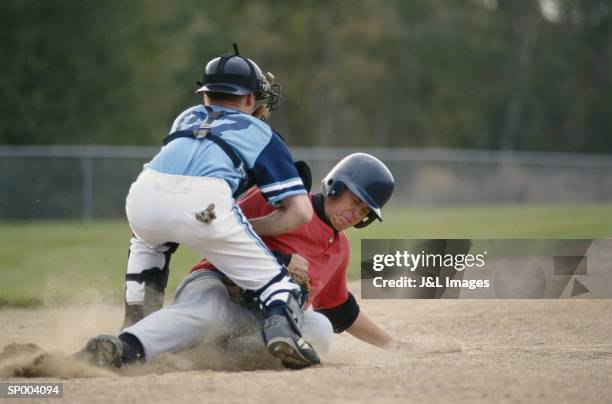 baseball player sliding into home - sliding stockfoto's en -beelden