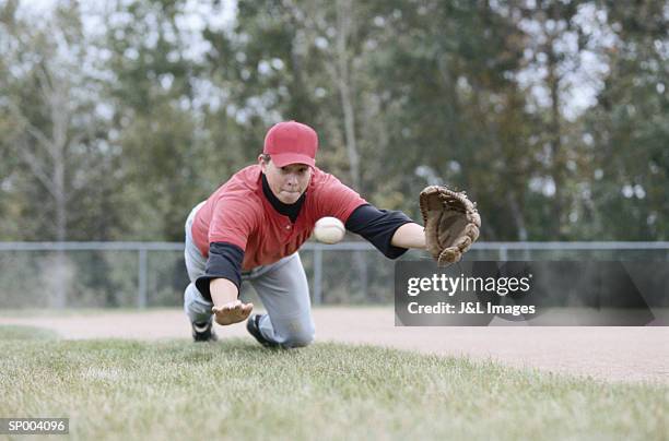 diving to catch a baseball - vangershandschoen stockfoto's en -beelden