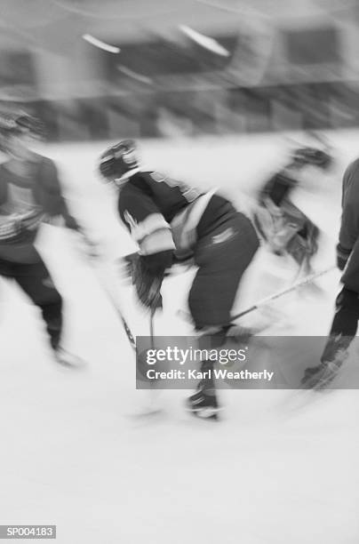 hockey players in action - ijshockeytenue stockfoto's en -beelden