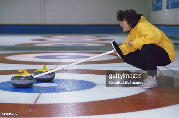 aiming point - curling imagens e fotografias de stock