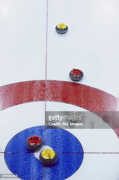 curling stones - curling for sport stock-fotos und bilder