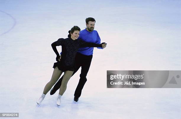 pairs figure skating - grand prix of figure skating 2014 2015 nhk trophy day 2 stockfoto's en -beelden