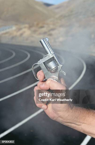 starting gun - pistola de salida fotografías e imágenes de stock