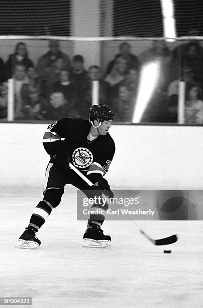 ice hockey player - ijshockeytenue stockfoto's en -beelden